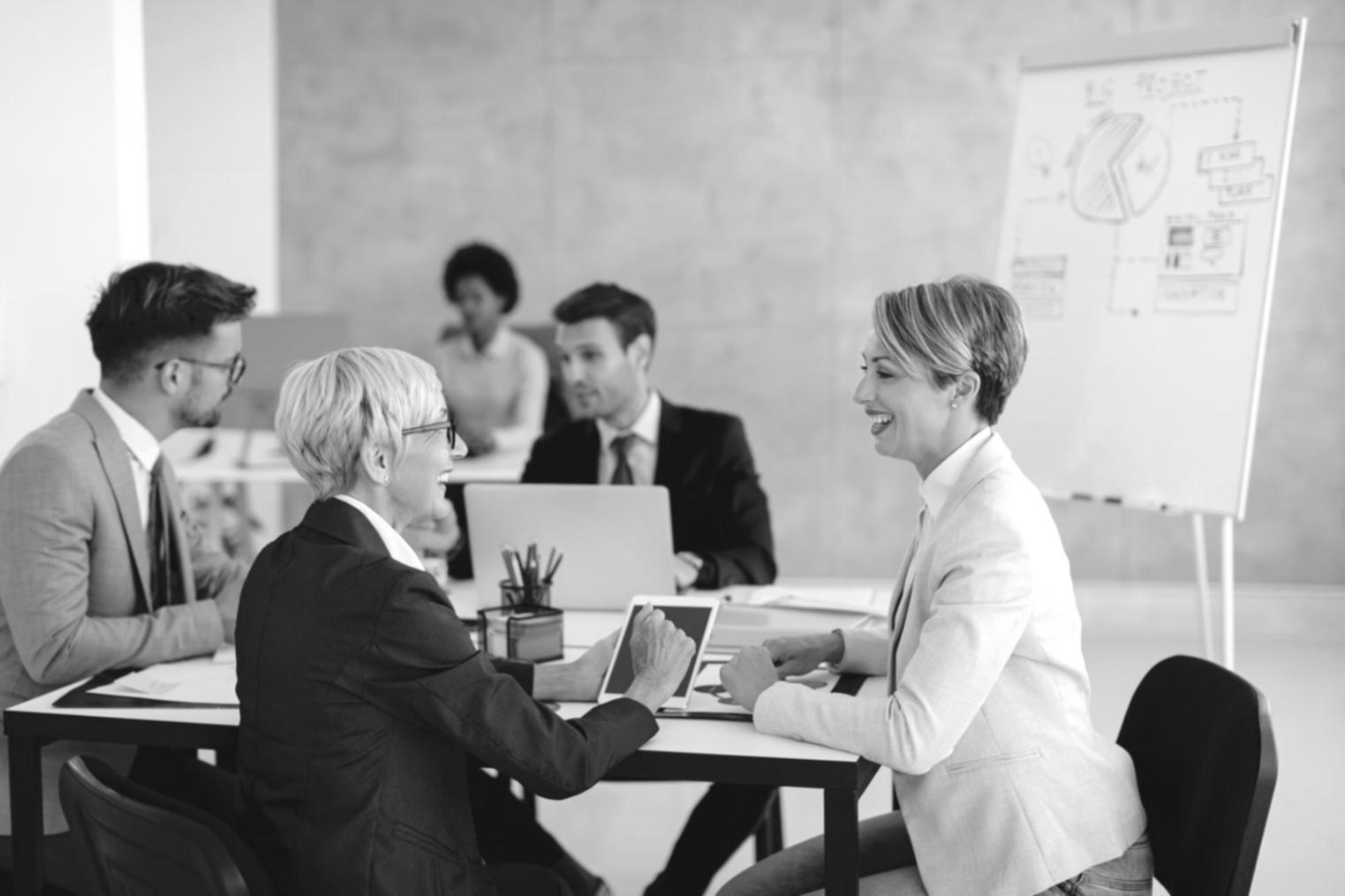 Bureau de gestion financière avec documents et outils de planification budgétaire